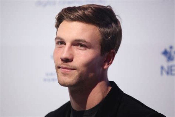 Brent Suter Height, Weight, Net Worth, Age, Birthday, Wikipedia, Who, Nationality, Biography