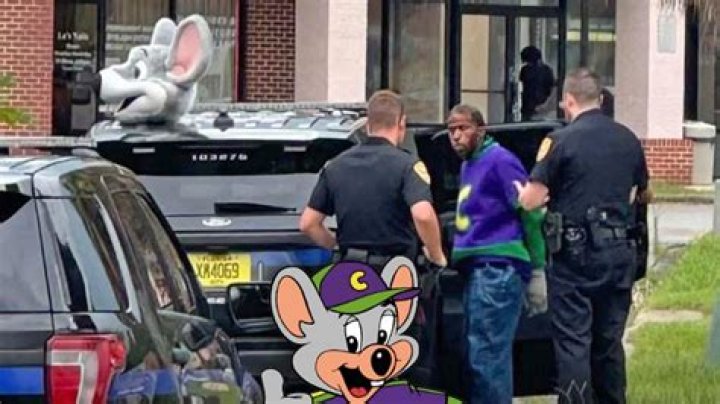 
Gunfire erupts amid melee outside Florida Chuck E. Cheese 