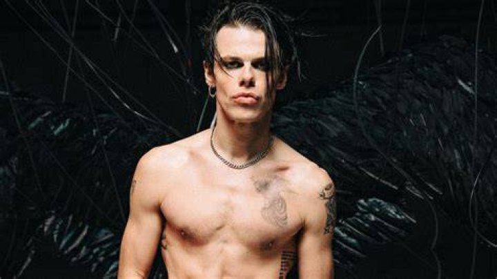 
Is Yungblud Gay? Age, Height, Net Worth 